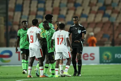 أدار 3 مباريات للقطبين.. ماذا قدم حكم مباراة الزمالك وكايزر تشيفز مع الأندية المصرية؟